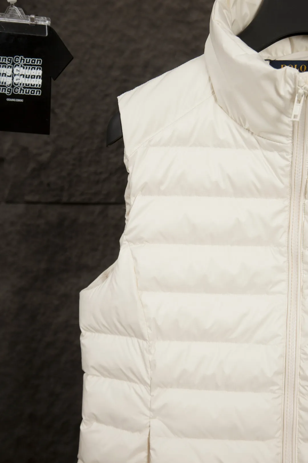 P340 Actual Photos [Popular in Winter] Style No.: 25125# Color: Black/Navy Blue/Almond Size: S-XL - Ralph Lauren/Ralph Lauren 2025FW Popular Winter Item Stand Collar Three-Zip Couple Style Rib Down Vest Vest - Craftsmanship 400T diamond-proof nylon on the face Grid down filling inside 400T high-density gallbladder isolation - Correct slightly waisted version on both sides The placket is made of cotton webbing and has double zipper pockets on both sides - RL's hottest vest this year. Out of stock at counters. A treasure item with a winter atmosphere. It comes in three basic colors. It can be worn by both men and women, especially the creamy white with a warm red feel. Comes with a beauty filter, which girls love. The overall fluffiness is just right. It is light and not bloated. It is very chill. It can enhance the overall fashion sense whether worn outside or inside.